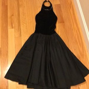 Backless knee length dress with bow on the back